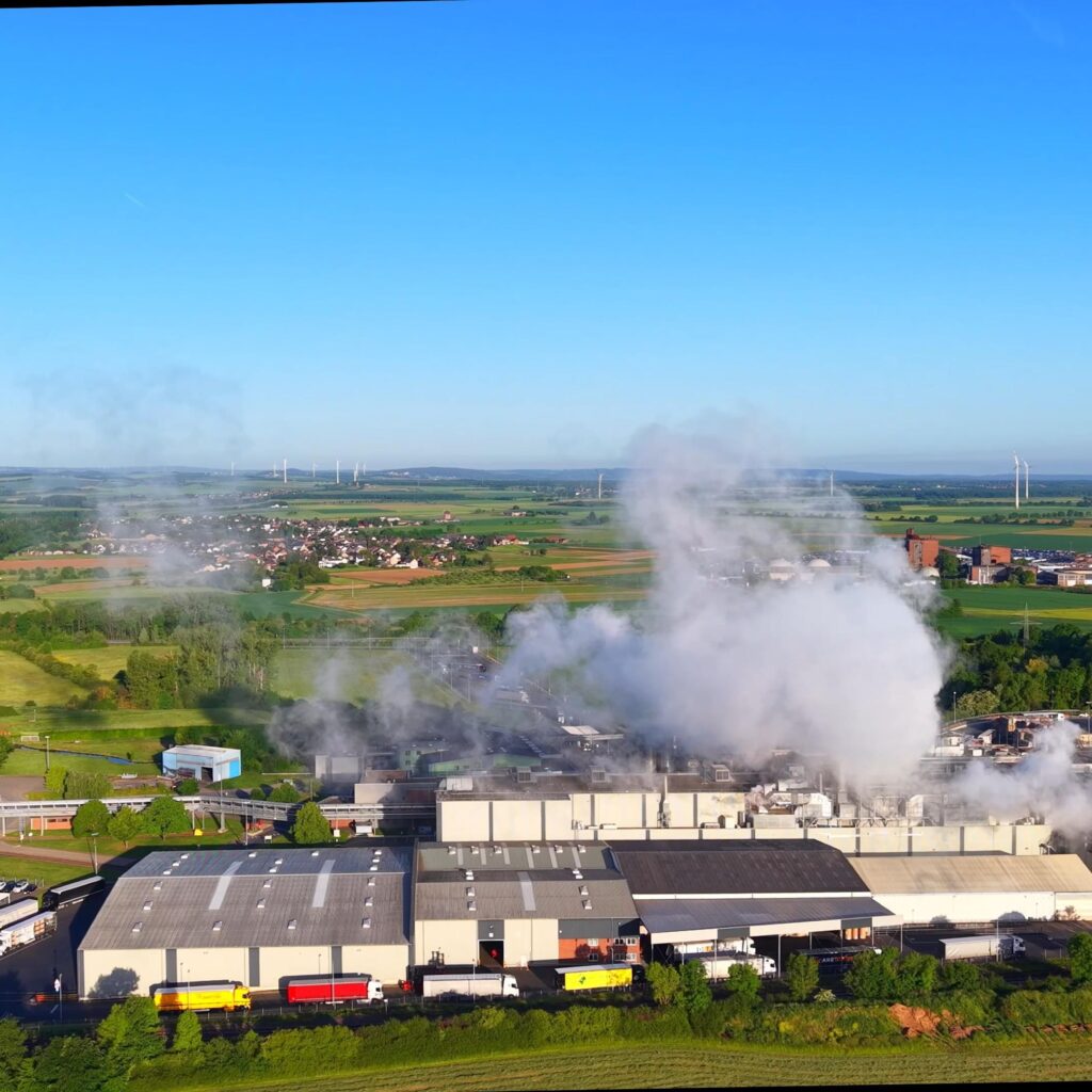 Smurfit Westrock Zülpich Paper Werk Luftaufnahme abends